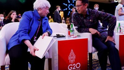 美国财长耶伦（左）周日在印尼巴厘岛G20峰会，与印尼卫生部长谈话。（路透社）