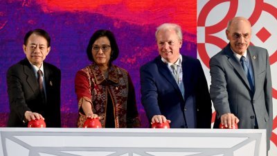 亚洲开发银行行长浅川雅嗣（左起）、印尼财长慕燕妮、世界银行运营常务副行长冯-托森伯格，以及伊斯兰开发银行行长穆罕默德，周一出席在印尼巴釐金巴兰举行的G20峰会场边会议。（图取自法新社）