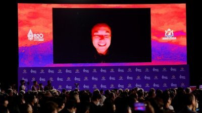 马斯克视频连线参与G20峰会场边会议时，透露他连线的地方停电，因此背景是一片黑暗，仅靠一盏烛光照亮马斯克的脸。（路透社）