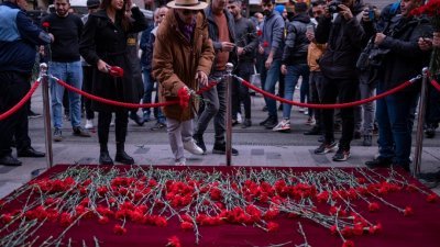 周一在伊斯坦布尔繁忙的独立大街，民众向爆炸案遇难者献花致哀。（图取自法新社）