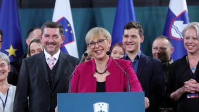 作为一名独立候选人、律师穆萨尔（中）上周日胜出斯洛文尼亚总统选举，成为该国首名女总统。（图取自路透社）