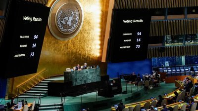 联合国大会第11届紧急特别会议周一复会，就名为“推进就侵略乌克兰行为提供补救和赔偿”的决议草案进行投票。（图取自路透社）