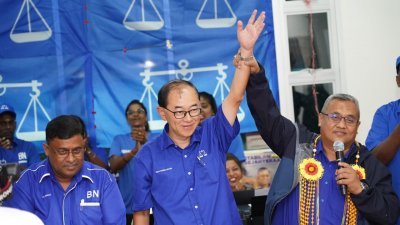 马汉顺（中）在巫统丹绒马林区部代主席拿督再迪（右）的陪同下，走访丹绒马林选区拜票。