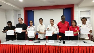 林冠英（左5）展示国阵政府在2018年政府预算报告中，拨款给马来半岛机场的数据，左起为沙迪斯、李俊杰、瑟丽娜、再里尔、雷尔、林秀琴及郑来兴，。