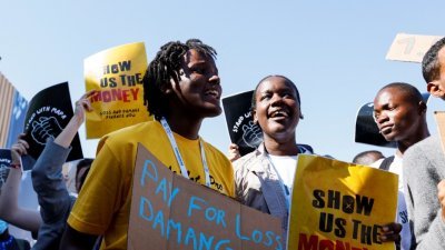 上周五，乌干达气候活动家在埃及举行COP27会议之际，来到沙姆沙伊赫示威抗议。（路透社）