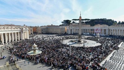 上周日，梵蒂冈民众参与教宗方济各在世界穷人日之际举办的天使祈祷会。梵蒂冈同时也是地球上人口最少的国家。（梵蒂冈媒体/路透社）