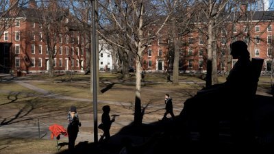 在美国马萨诸塞州剑桥市的哈佛大学，一尊约翰哈佛的雕像俯瞰著哈佛校园。（图取自路透社档案照）