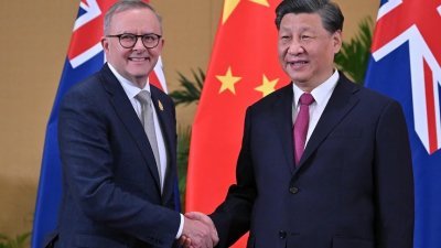中国国家主席习近平周二与澳洲总理阿尔巴尼斯会面，表示两国之间本就没有根本利害冲突，希望彼此可以吸取教训，继续推动关系重回正轨。（图取自网络）
