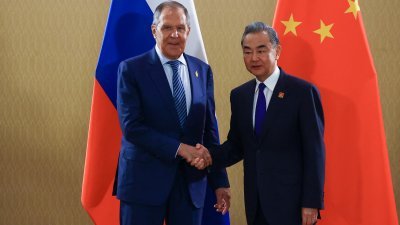 中国外长王毅（右）和俄罗斯外长拉夫罗夫，周二在印尼巴厘岛G20峰会期间举行会谈。（图取自路透社）