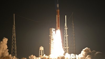 搭载猎户座太空舱的NASA下一代月球火箭，周三从佛罗里达州的发射场升空，执行无人驾驶的“阿耳忒弥斯1”号登月任务。（图取自路透社）