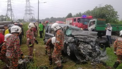 25岁华裔女性司机伤重当场毙命。