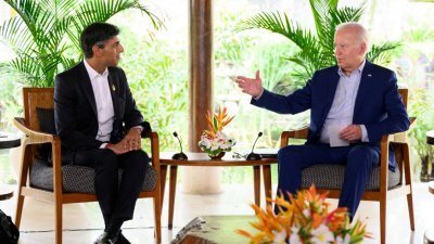 英国首相苏纳克（左）与美国总统拜登于周三，在20国集团（G20）峰会场边举行双边会晤。（图取自路透社）