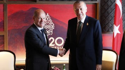 20国集团（G20）峰会正在印尼巴厘岛举行，德国总理肖尔茨（左）与土耳其总统埃尔多安周三举行场G20边双边会议。（图取自路透社）