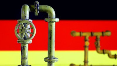 图为天然气管道模型和德国国旗。（图取自路透社档案照）