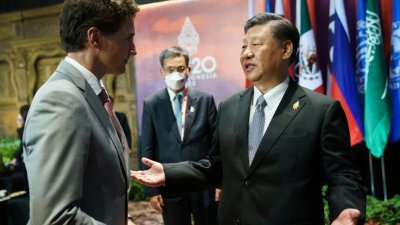 中国国际主席习近平与加拿大总理特鲁多在G20峰会场边交谈。（路透社）