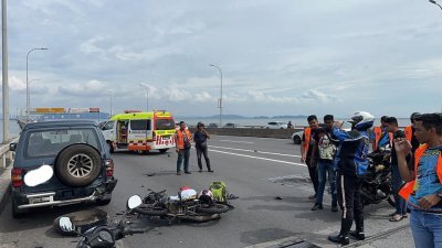 两名共乘一辆摩哆的骑士和乘客在槟城大桥发生车祸，当场死亡。