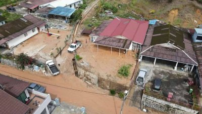 通过航拍机拍摄的照片，甘榜拉惹新村经过山泥洪水侵害，全村满目疮痍。