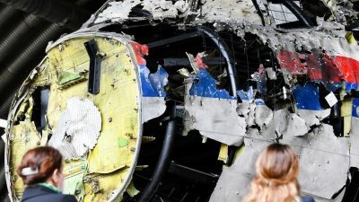 2名俄罗斯人和1名乌克兰人涉马航MH17班机2014年在乌克兰上空被击落一事，周四被荷兰法院判处终身监禁。图为去年荷兰律师与法官对马航MH17残骸进行重建检查。（路透社档案照）