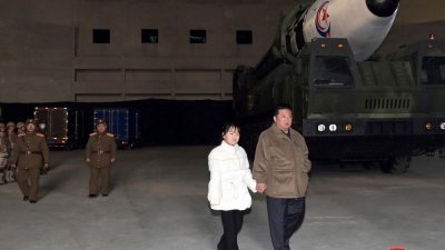 朝鲜官媒在周六公布照片，金正恩与女儿手牵手一起视察洲际弹道导弹，这也是金正恩女儿首次曝光。（图取自朝中社/路透社）