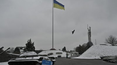 乌克兰在周四降下初雪，人们在基辅二战露天博物馆的祖国纪念碑旁行走。（图取自法新社）