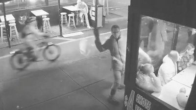 美国纽约市一家同志酒吧遭人丢砖头，这已是该店家一周内第4起攻击案。（图取自推特@thisismeryan13）