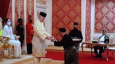 沙拉尼在江沙王宫完成宣誓就任霹州大臣仪式，意味著霹雳州的悬峙议会正式落幕！
