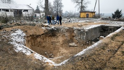 在周日拍摄的照片显示，波兰东南部与乌克兰接壤的村庄普热沃多夫的一个谷物乾燥设施，遭流弹导弹击中爆炸后现场的破坏情况。（图取自Jakub Orzechowski/Agencja Wyborcza.pl/路透社）