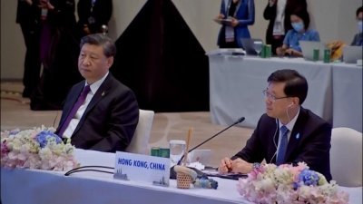 香港特首李家超出席在泰国曼谷举行的APEC，获安排坐在中国国家主席习近平左边。（图取自网络）