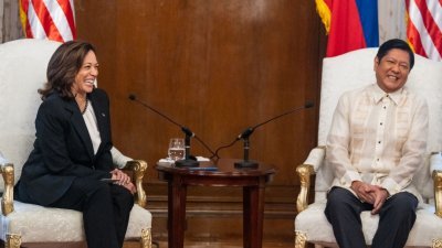 美国副总统哈里斯（左）周一在马尼拉马拉坎南宫，与菲律宾总统小马科斯会面。（图取自法新社）