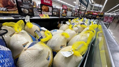 在美国伊利诺伊州芝加哥一家超市内，展示待售的冷冻火鸡。（图取自路透社档案照）