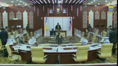 槟州议会本预在周二晚上7时休会，然而因为没有议员参与辩论，被迫在下午４时就休会。