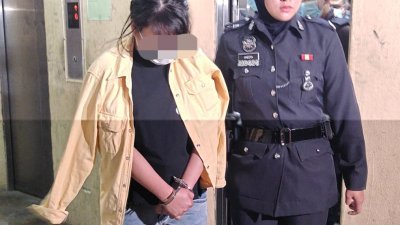女嫌犯被捕后，被带上芙蓉法庭申请延扣，获准延扣7天助查。