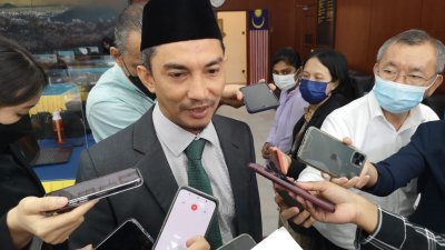 莫哈末尤尼斯在槟州议会大厅外接受媒体访问时，针对伊党助国盟取下峇东埔国席一事发表意见。