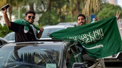 沙地阿拉伯队爆冷击败曾是两次世界杯冠军的阿根廷，该国球迷们周二兴奋的在首都利雅得挥舞国旗。（图取自法新社）