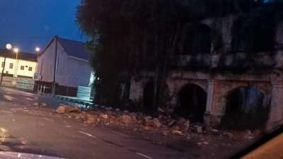 峇株巴辖旧消防局周三清晨发生墙体崩坏，峇株巴辖市议会得知后，及时清理路面上碎石。（图取颜碧贞面子书）