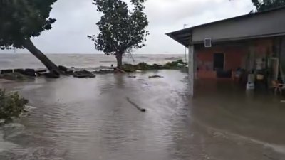 麻坡县沿海地区周三上午因海水涨潮而发生闪电水灾。（截图自赛沙迪面子书）