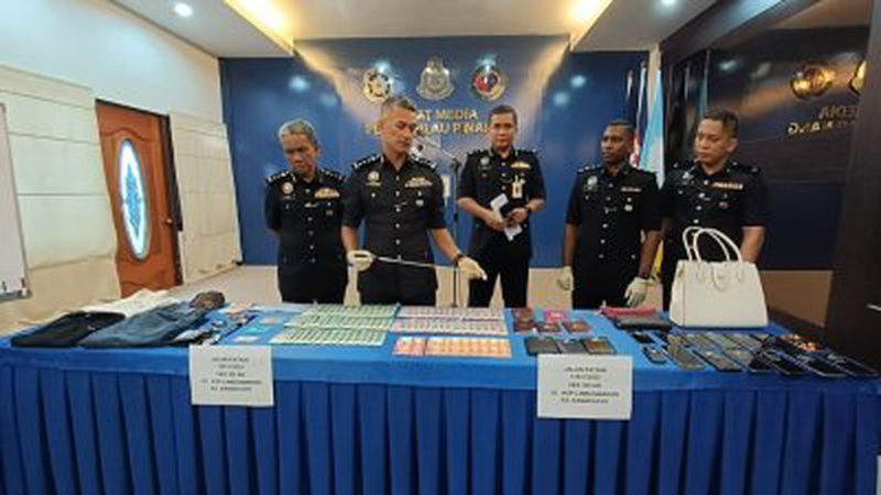 苏海利（左2）展示警方在行动中起获的各种物品。