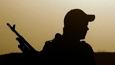 2007年11月6日，一名荷兰士兵在阿富汗乌鲁兹甘省俾路支村巡逻时坐在车上。（档案照）