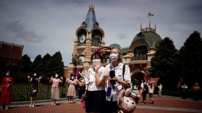 中国上海迪士尼乐园今年6月30日重开迎来游客的情景。（档案照）