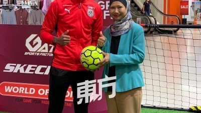 扎丽娜（左起）和马来西亚职业足球运动员施温（Shivan Pillay）一起为“2022 Football Fever”主持开幕仪式。