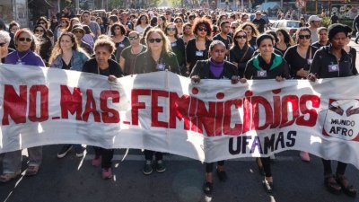 图为乌拉圭妇女上街游行，呼吁制止暴力侵害妇女行为。（图取自联合国网站）