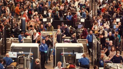 在美国科罗拉多州的丹佛国际机场，周二有大批旅客等候通过安全检查站。（图取自法新社）