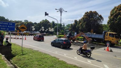 许多人投诉马六甲州政府行政大厦前的交通圈近期的交通灯试验计划，引发下班时段的塞车问题。