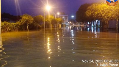 安顺巴刹路在24日清晨6时许，已被潮水淹没。（图取自民防部队）
