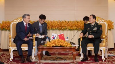 中国国务委员兼国防部长魏凤和（右）与韩国国防部长李锺燮周三在柬埔寨暹粒的东盟防长扩大会议期间会晤。（图取自网络/韩国国防部）