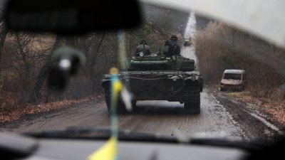 乌克兰军人周二在乌克兰东部驾驶坦克。（图取自法新社）