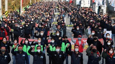 加入罢工的韩国卡车司机，在交通枢纽京畿道义王市参与集会。（图取自韩联社/路透社）