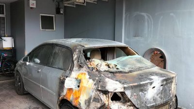 锺先福的轿车尾部遭纵火烧毁。