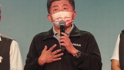 民进党台北市长候选人陈时中周六晚在竞选总部自行宣布败选，他含泪感谢几个月来选民对他的支持。（图取自中央社）