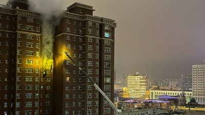 火灾据报由接线板著火引起，火势由15楼起，蔓延至17楼，烟气扩散至21层。消防车因无法靠近火场，只能远程喷水。（图取自网络）